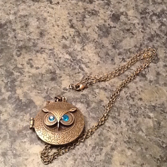 Bundled necklaces and earrings for siren