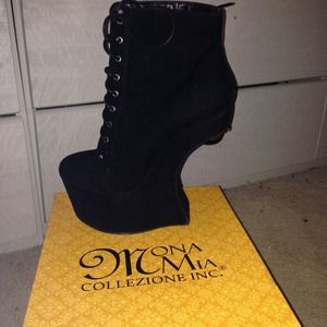 Cutout wedge booties! 😍😍😍