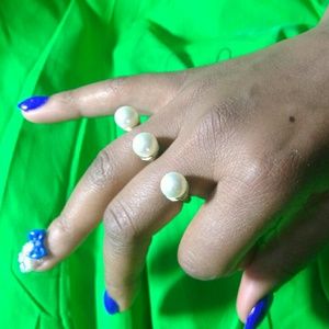 Two finger pearl ring