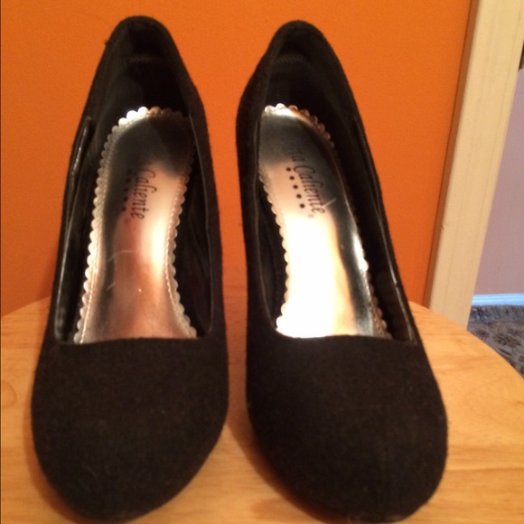 Solid black heels - Picture 1 of 4