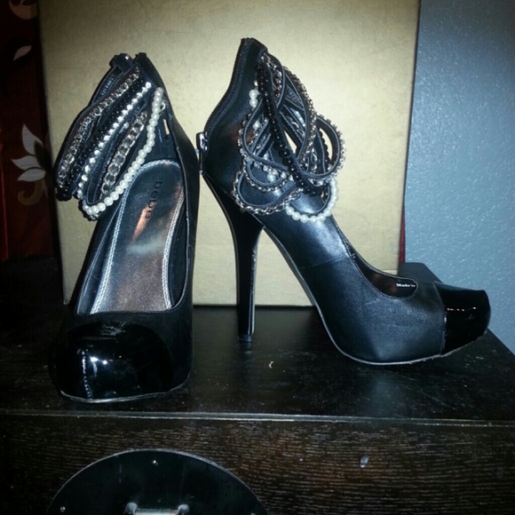 Black pumps