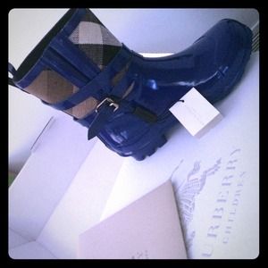 Burberry kids rainboots! SIZE 33 EU NEVER WORN
