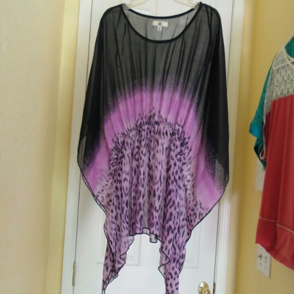 BUNDLE @alaina top with mac eyeshadows.