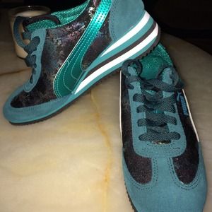 NWT Puma walking / running shoes