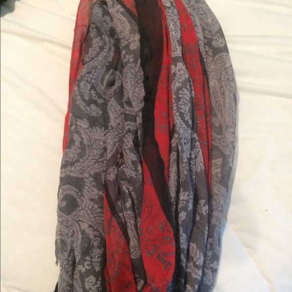 🍂 grey and red scarf