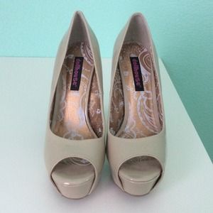 Patent nude pumps.