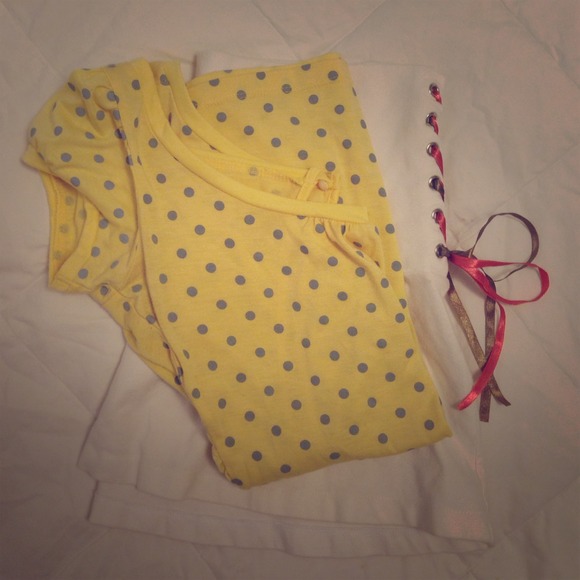 Yellow and gray fitted T-shirt and white skirt BDL