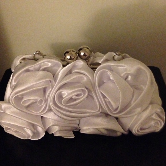 White rosette clutch - Picture 2 of 4