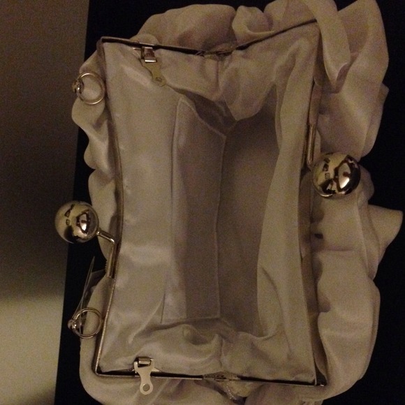 White rosette clutch - Picture 3 of 4