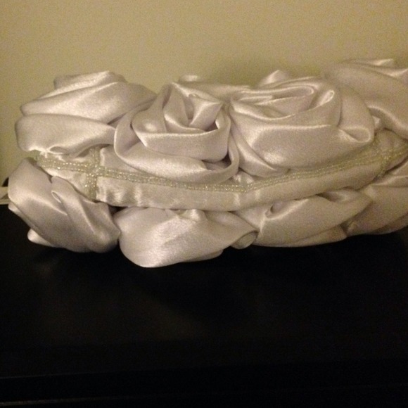 White rosette clutch - Picture 4 of 4