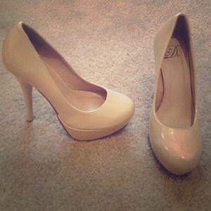 Nude patent leather pumps 5.5 heels