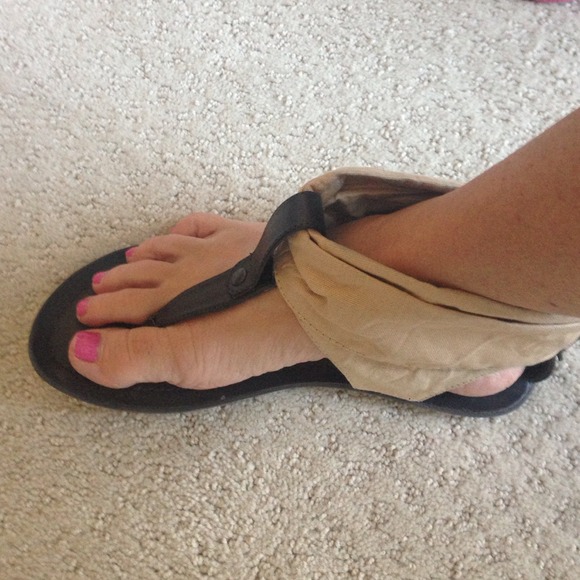 Great pair of sandals. Brown leather w tan.