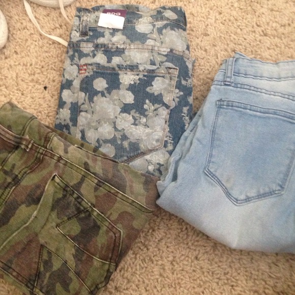 Mid rise jeans bundle! Ask me about sizing