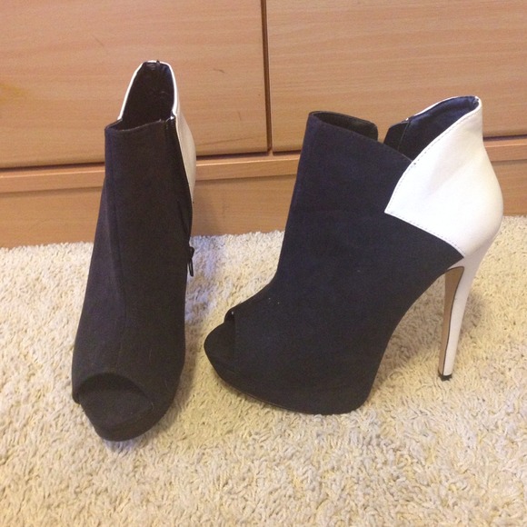 Shoes - ❤️❤️PrIce firm 💙💙Black and white booties