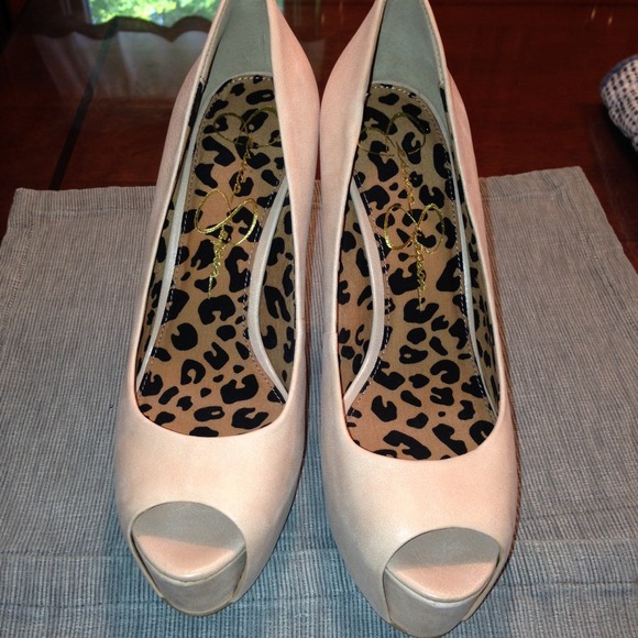 🎉SALE🎉 Nude Leather Peep Toe Pumps