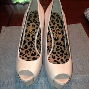 🎉SALE🎉 Nude Leather Peep Toe Pumps