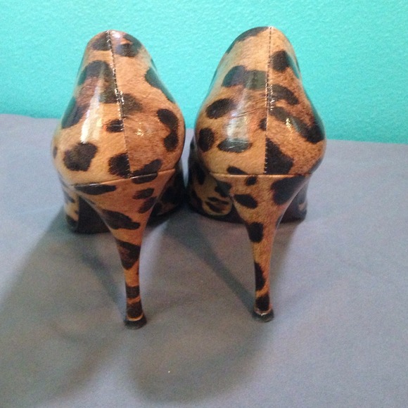 🚫SOLD LOCALLY🚫 Stuart Weitzman Peep Toe Patent - Picture 3 of 4