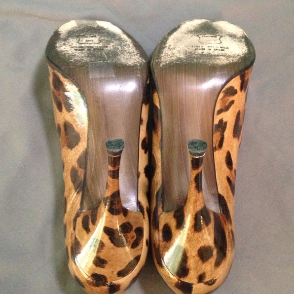 🚫SOLD LOCALLY🚫 Stuart Weitzman Peep Toe Patent - Picture 4 of 4