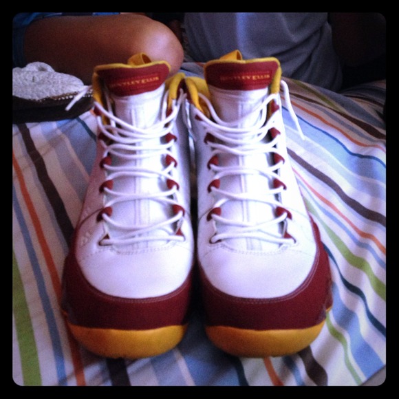 Very nice barely worn jordan 9 crawfish