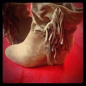 💃reduced!💃Fringe wedge booties! Never worn.