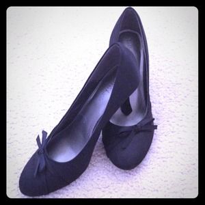 Black Satin Pumps With a Bow