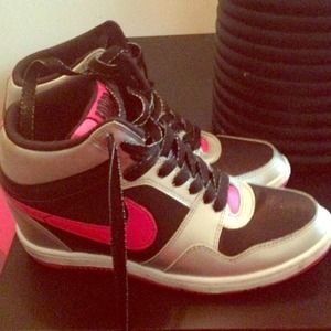 Silver & Pink #Nike Wedges😍
