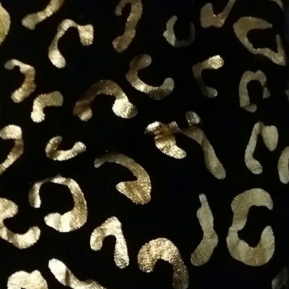 Cheetah and black scarf - Picture 2 of 3