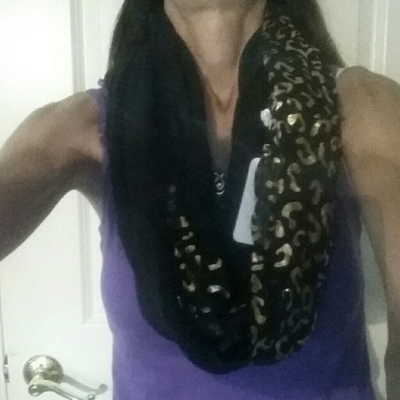 Cheetah and black scarf - Picture 3 of 3