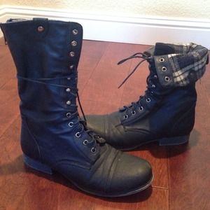 ❌SOLD❌Steve Madden combat boots-size 9.5