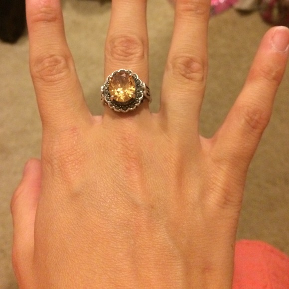 Jewelry - Topaz ring