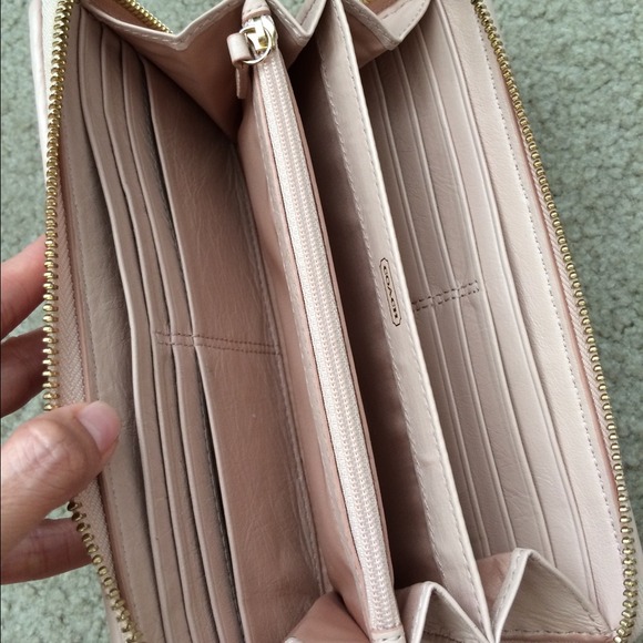 Nfs👏Authentic coach zippy wallet in peach - Picture 3 of 4