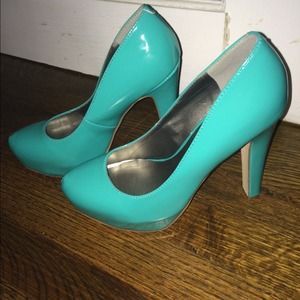 Like new flawless teal guess heels