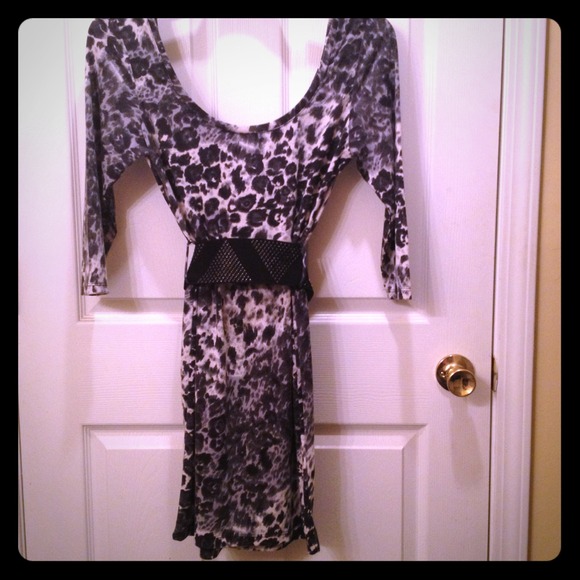 🚫SOLD🚫 Sexy scoop neck, 3/4 sleeve bodycon dress - Picture 1 of 2