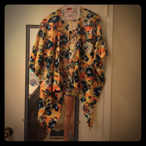 Tops - Floral kimono