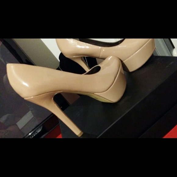 Carlos Santana Pumps Nude