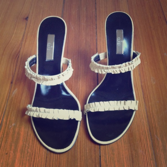 Gucci leather beige ruffle sandals SALE! - Picture 1 of 3