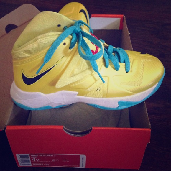 LeBrons ; Nike Solider 7 👟💙💛 [ SOLD ] ‼️