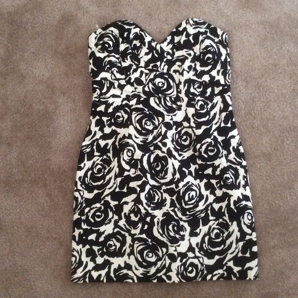 🚫SOLD🚫Black and White Floral dress
