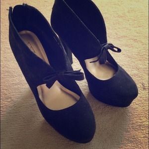 Cute platforms with bow detail!