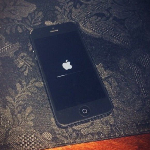 iPhone 5 - Picture 2 of 2