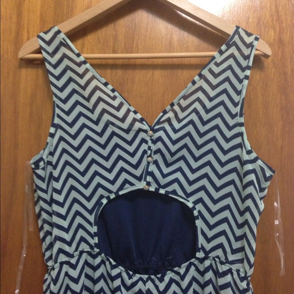 ✨🌟NWOT🌟✨ Chevron blue & light green hi-lo dress - Picture 3 of 4