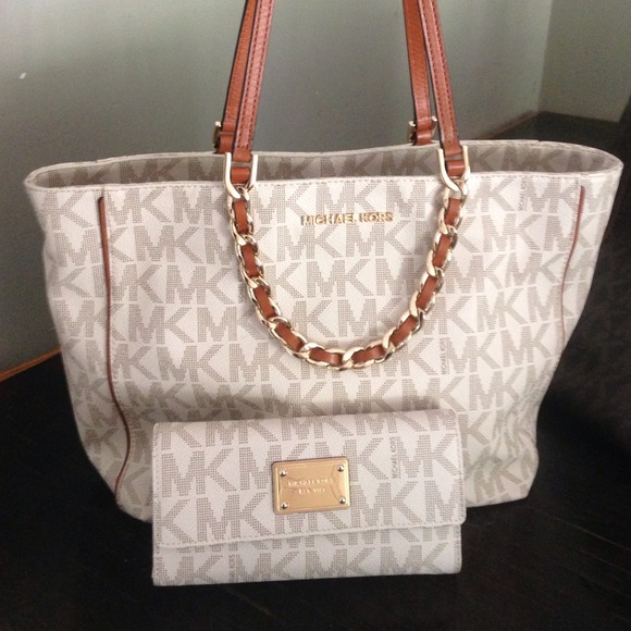 Sale Michael Kors vanilla tote and matching wallet