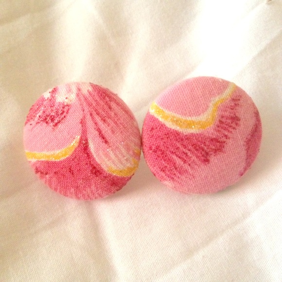 Cute as a button earrings 💞