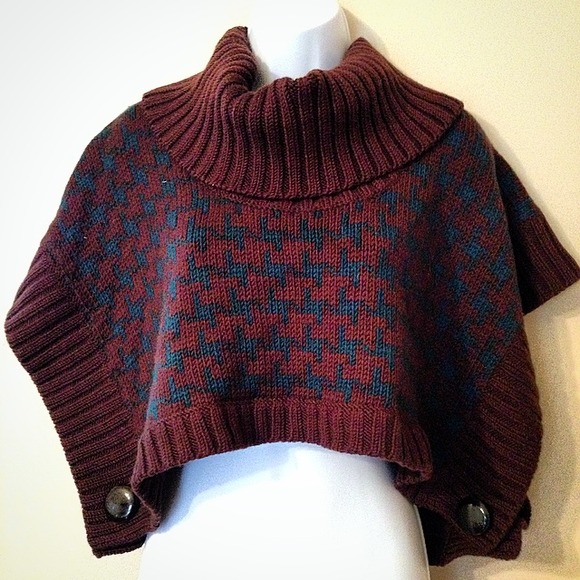 Marc Jacobs houndstooth 100% wool poncho. NWOT