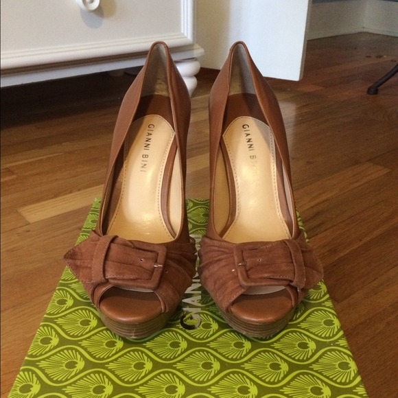 New Gianni Bini leather heels