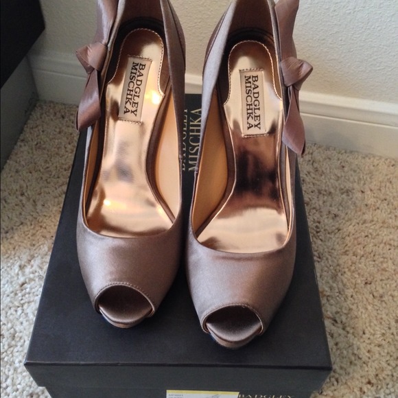 Badgley Mischka Bronze Satin Peep Toe Heels sz 7