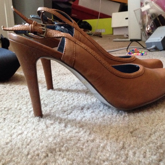 Brown heels - Picture 2 of 4