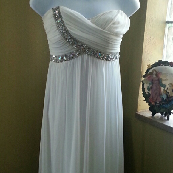 White long strapless beaded gown. - Picture 3 of 4
