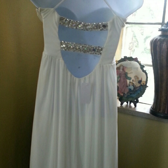 White long strapless beaded gown. - Picture 4 of 4