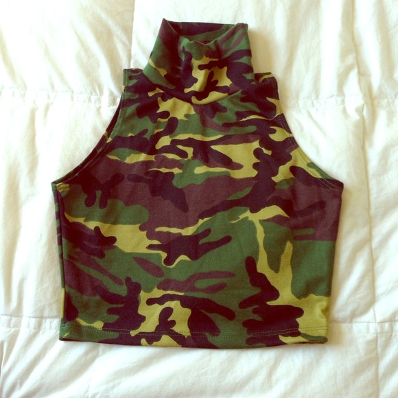 ✨SOLD - bundled✨Turtleneck camo crop top